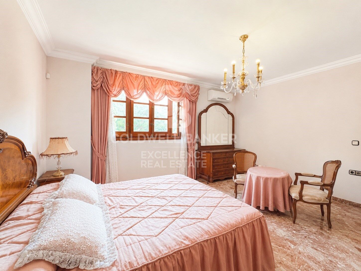 Espectacular Villa en Santa Apolonia con 1.648 m² de Parcela.