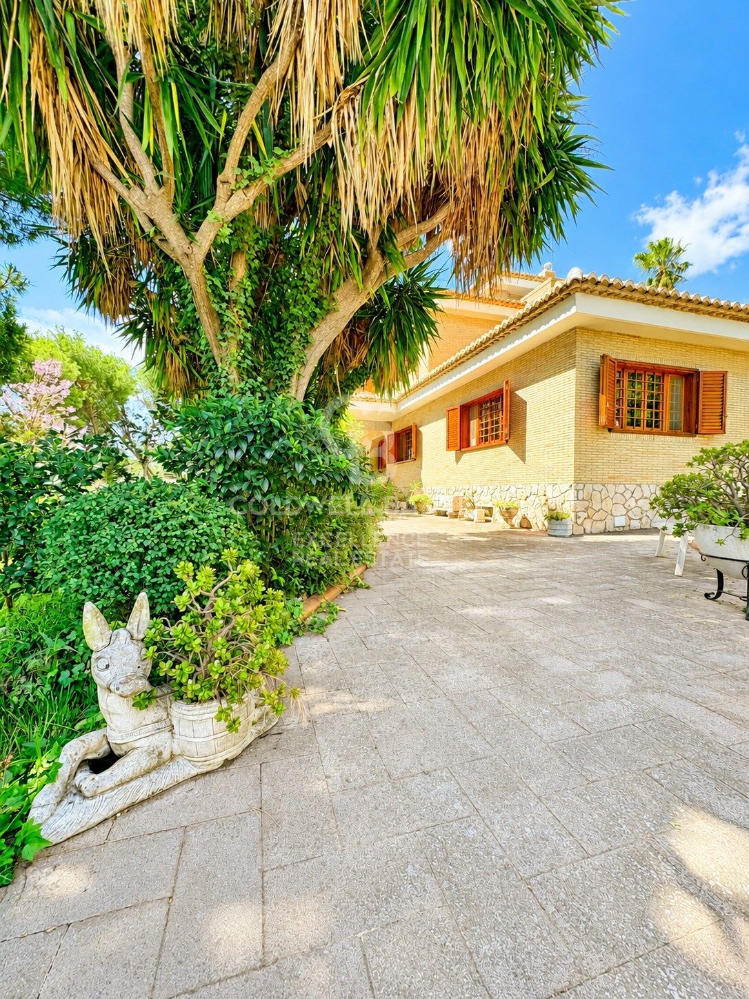 Espectacular Villa en Santa Apolonia con 1.648 m² de Parcela.