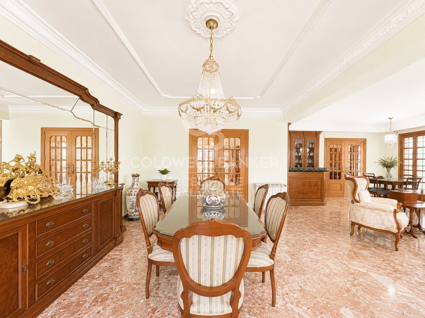 Spectacular Villa in Santa Apolonia with 1,648 m² Plot.