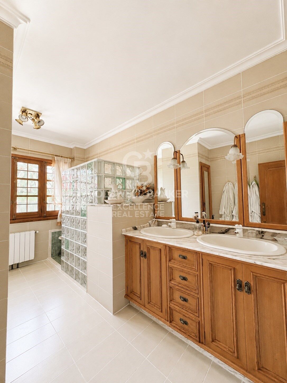 Spectacular Villa in Santa Apolonia with 1,648 m² Plot.