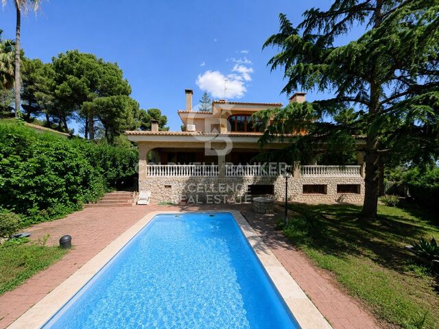 Spectacular Villa in Santa Apolonia with 1,648 m² Plot.