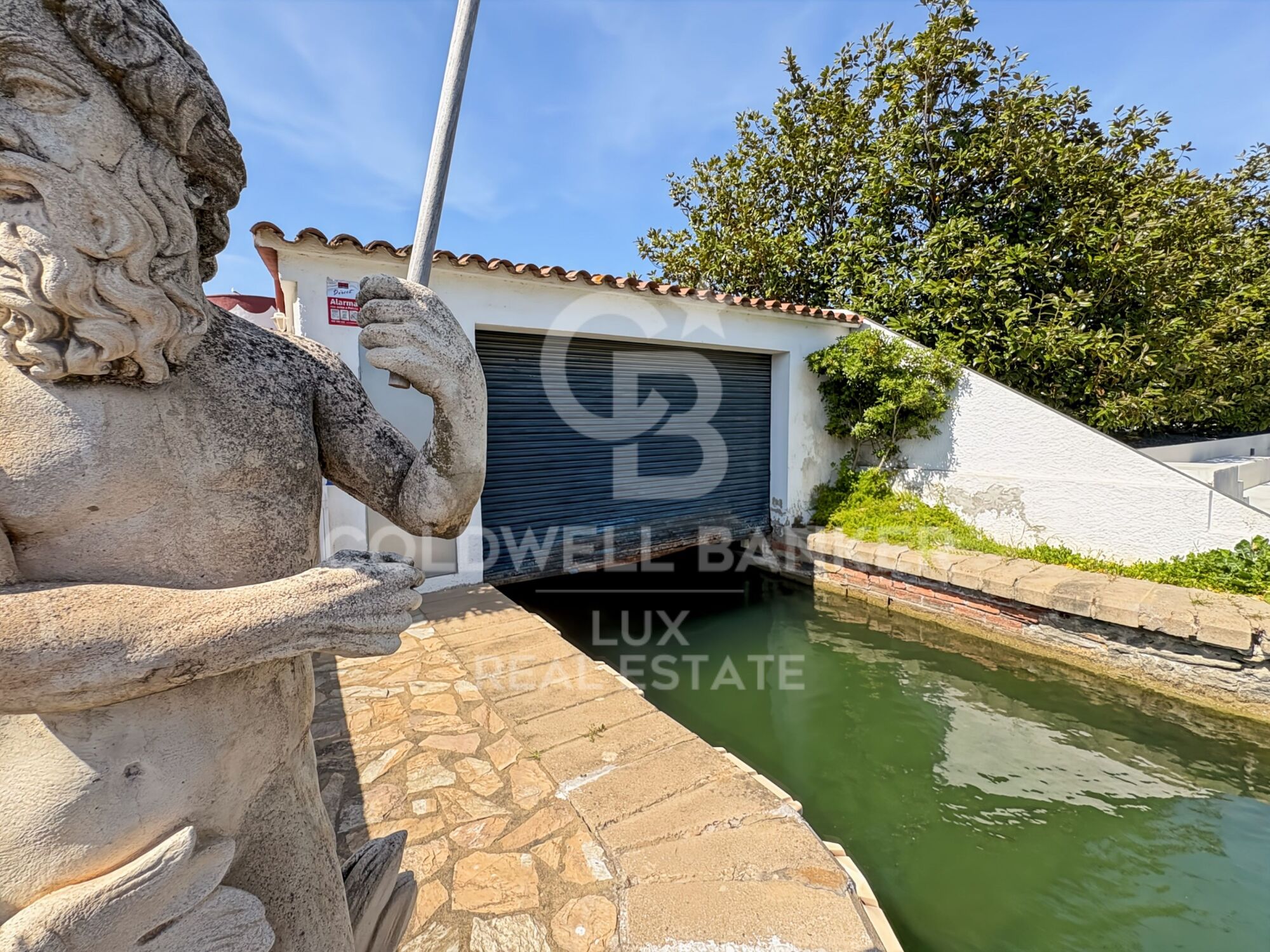 Villa just before the bridges, with a 30-metre mooring and a garage in Empuriabrava