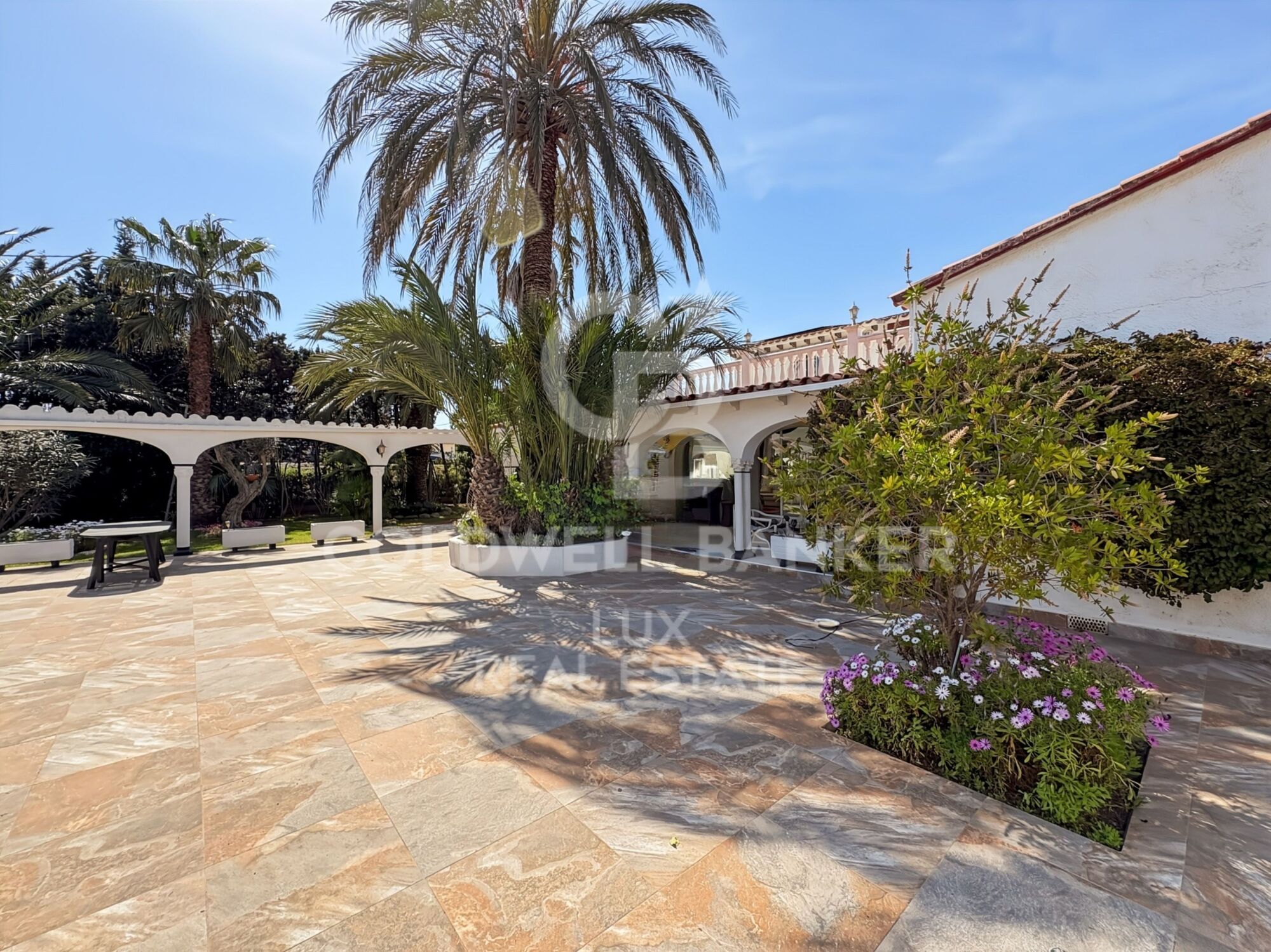 Villa just before the bridges, with a 30-metre mooring and a garage in Empuriabrava