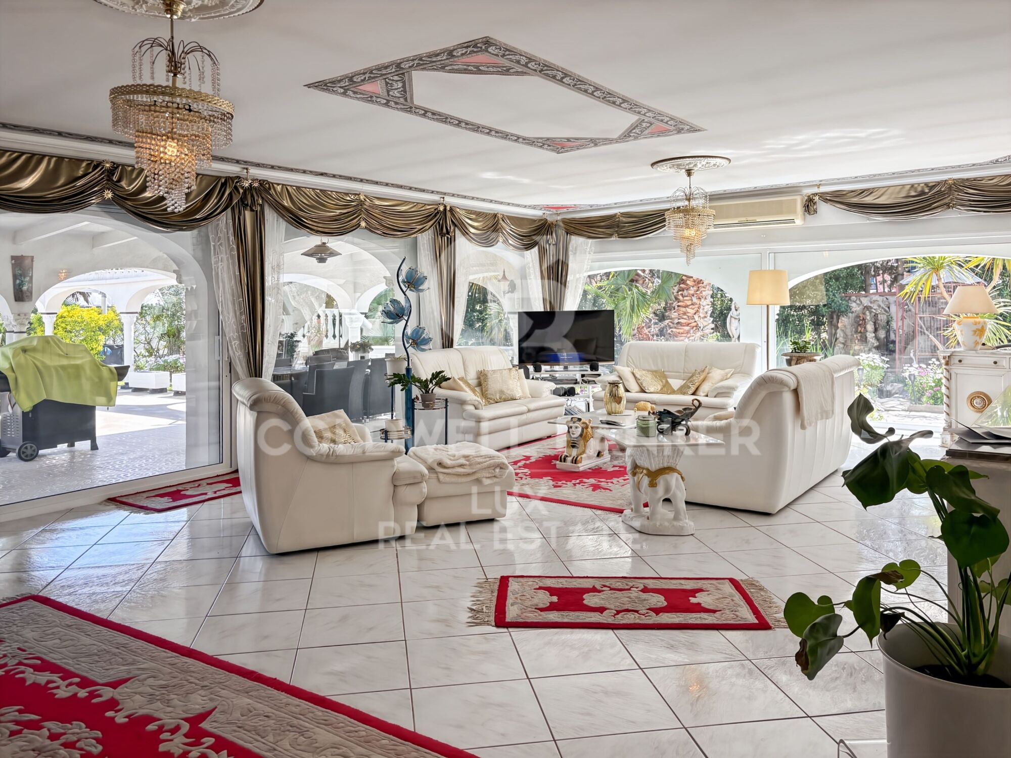 Villa just before the bridges, with a 30-metre mooring and a garage in Empuriabrava