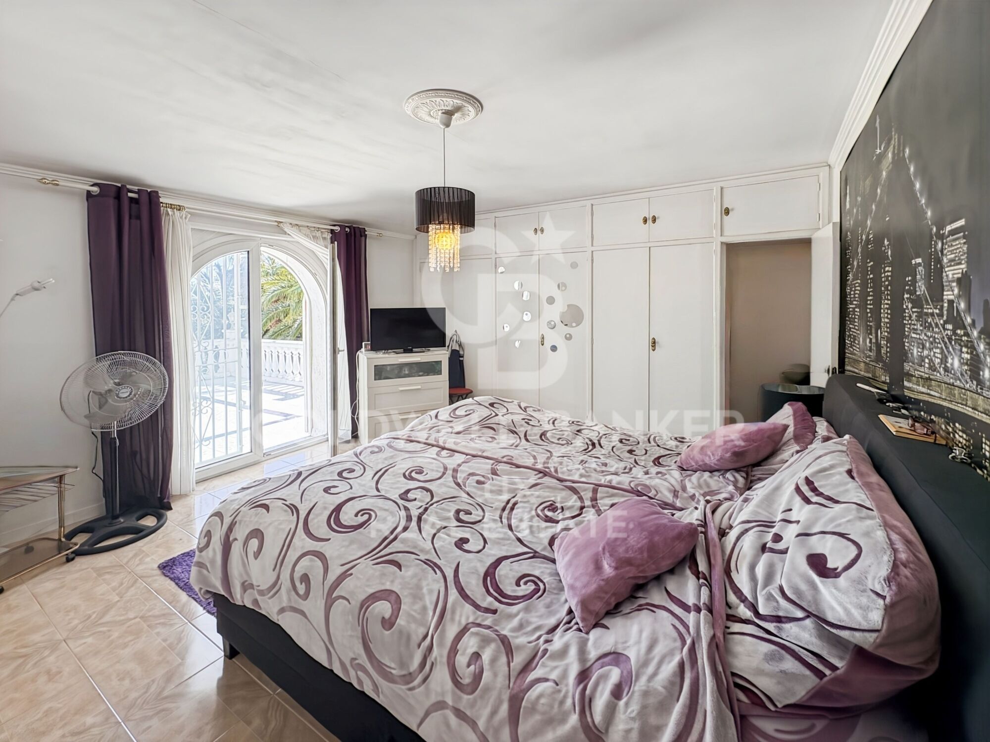Villa just before the bridges, with a 30-metre mooring and a garage in Empuriabrava