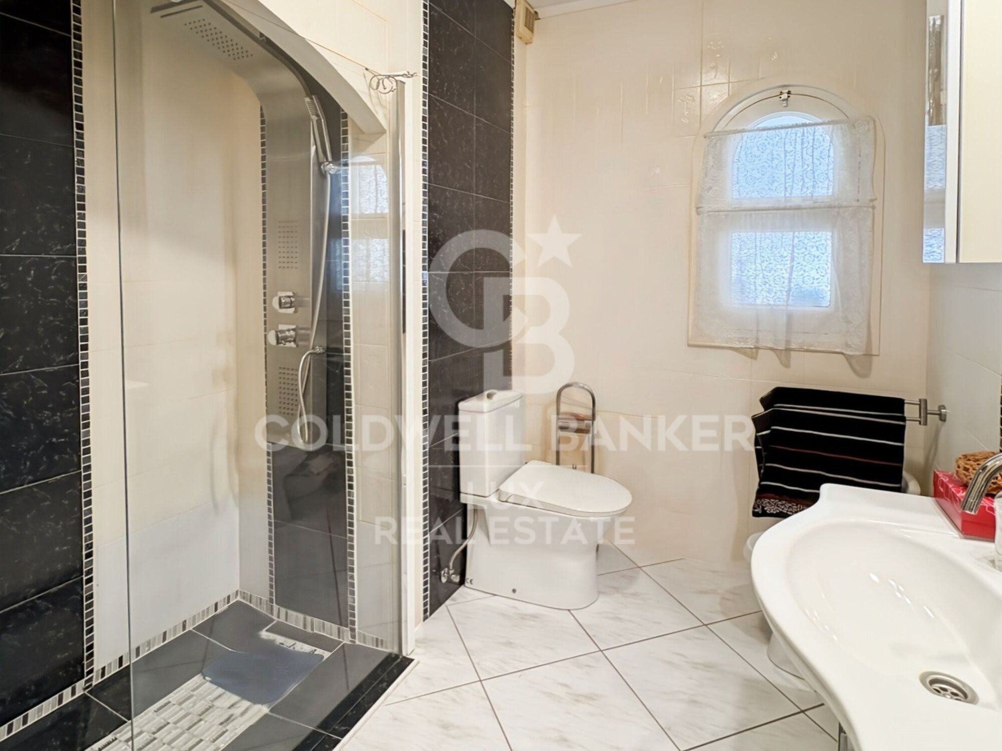 Villa just before the bridges, with a 30-metre mooring and a garage in Empuriabrava