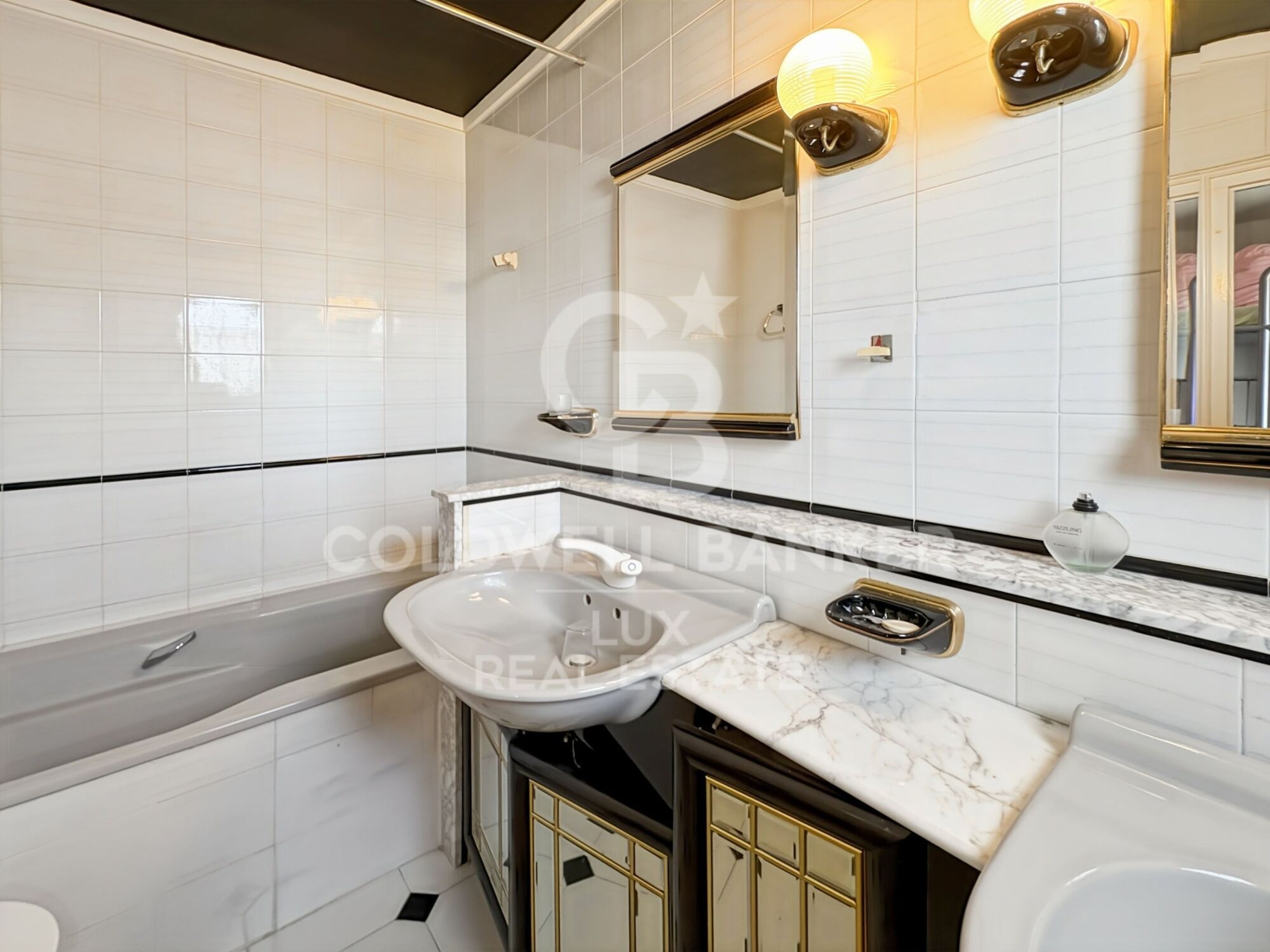 Villa just before the bridges, with a 30-metre mooring and a garage in Empuriabrava