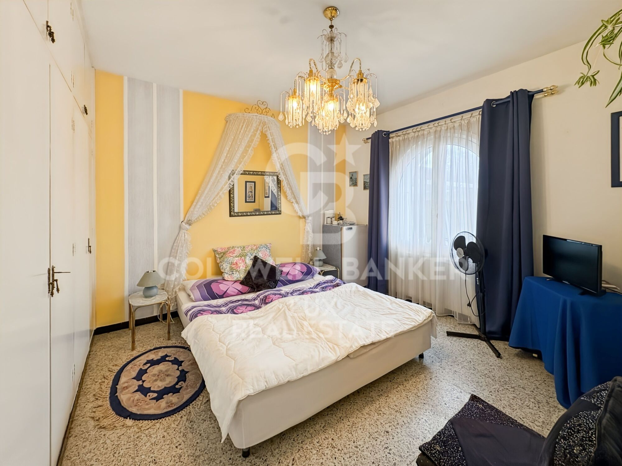 Villa just before the bridges, with a 30-metre mooring and a garage in Empuriabrava