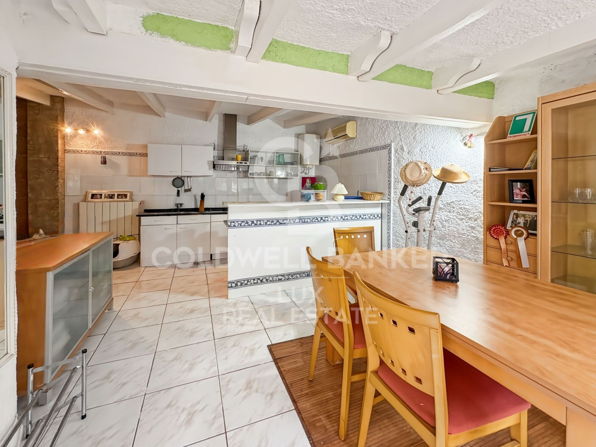 Villa just before the bridges, with a 30-metre mooring and a garage in Empuriabrava