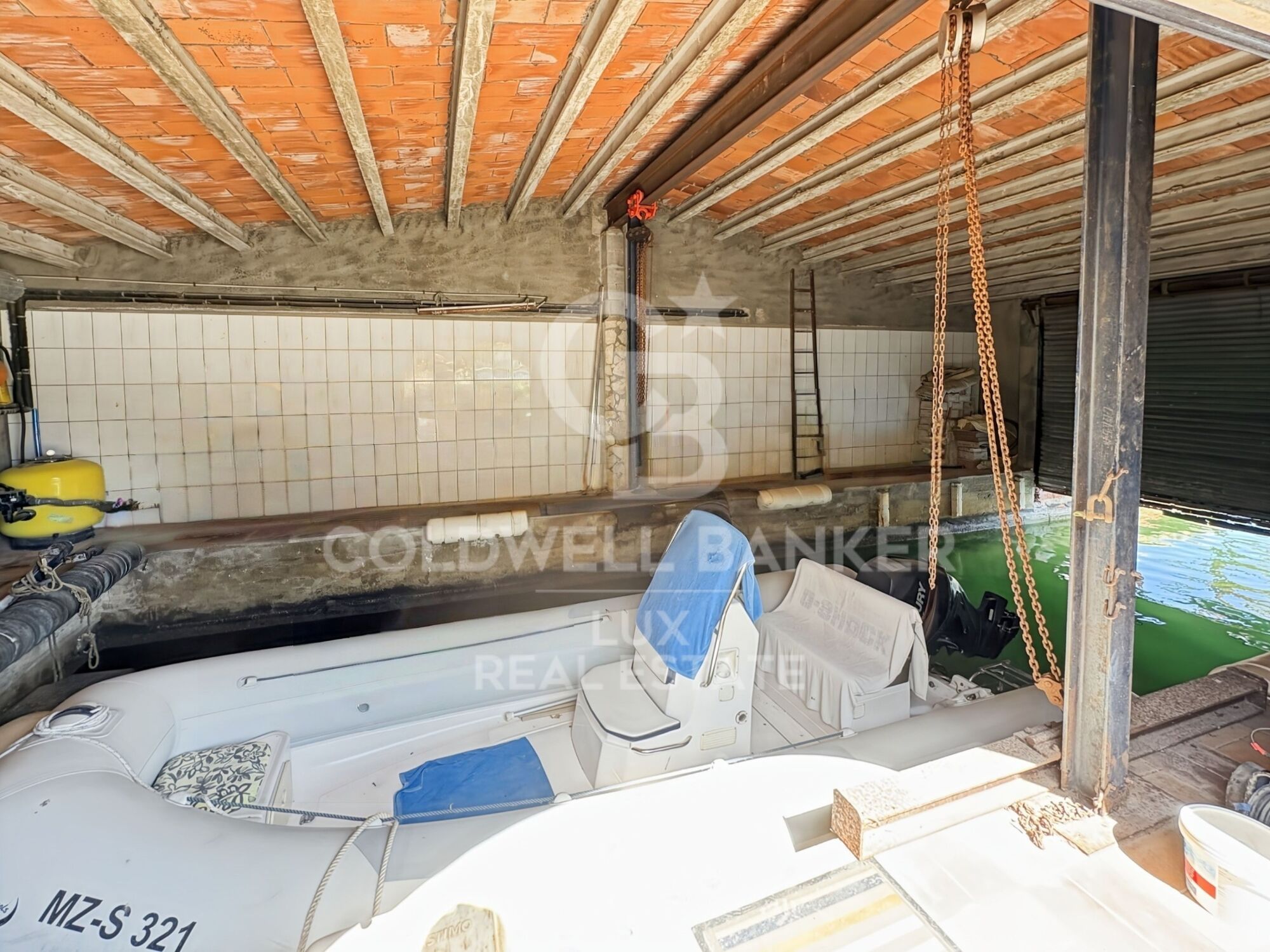 Villa just before the bridges, with a 30-metre mooring and a garage in Empuriabrava