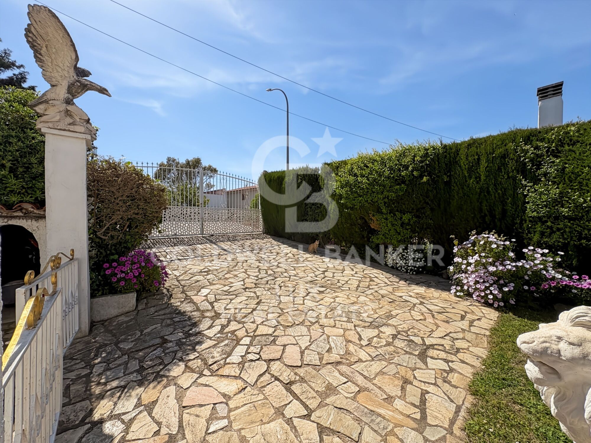 Villa just before the bridges, with a 30-metre mooring and a garage in Empuriabrava
