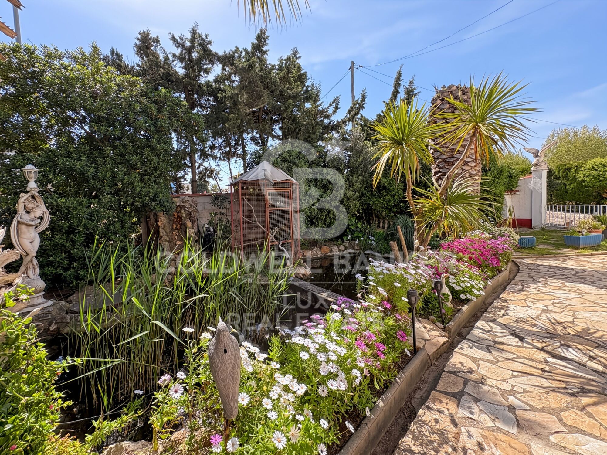 Villa just before the bridges, with a 30-metre mooring and a garage in Empuriabrava