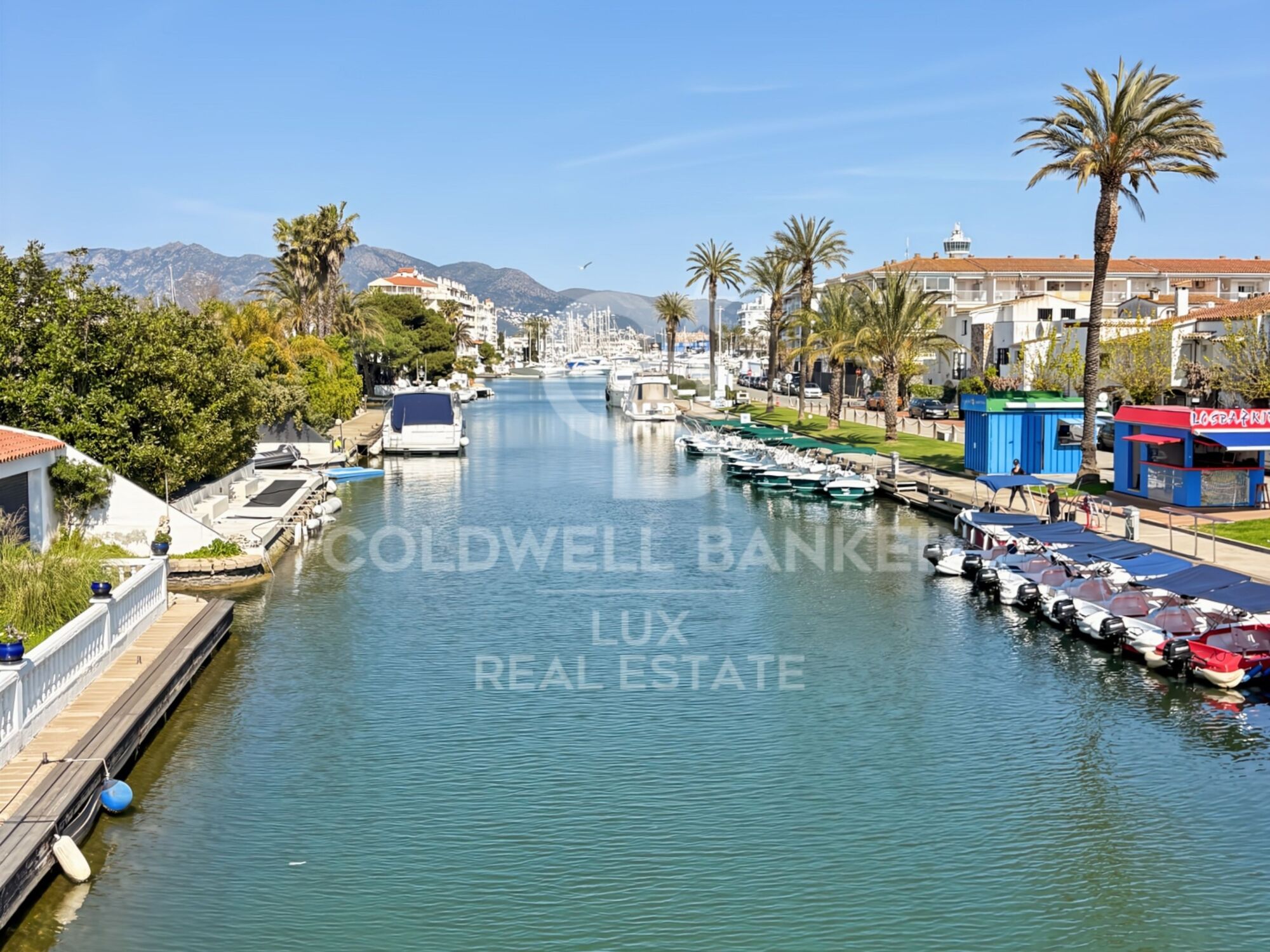 Villa just before the bridges, with a 30-metre mooring and a garage in Empuriabrava