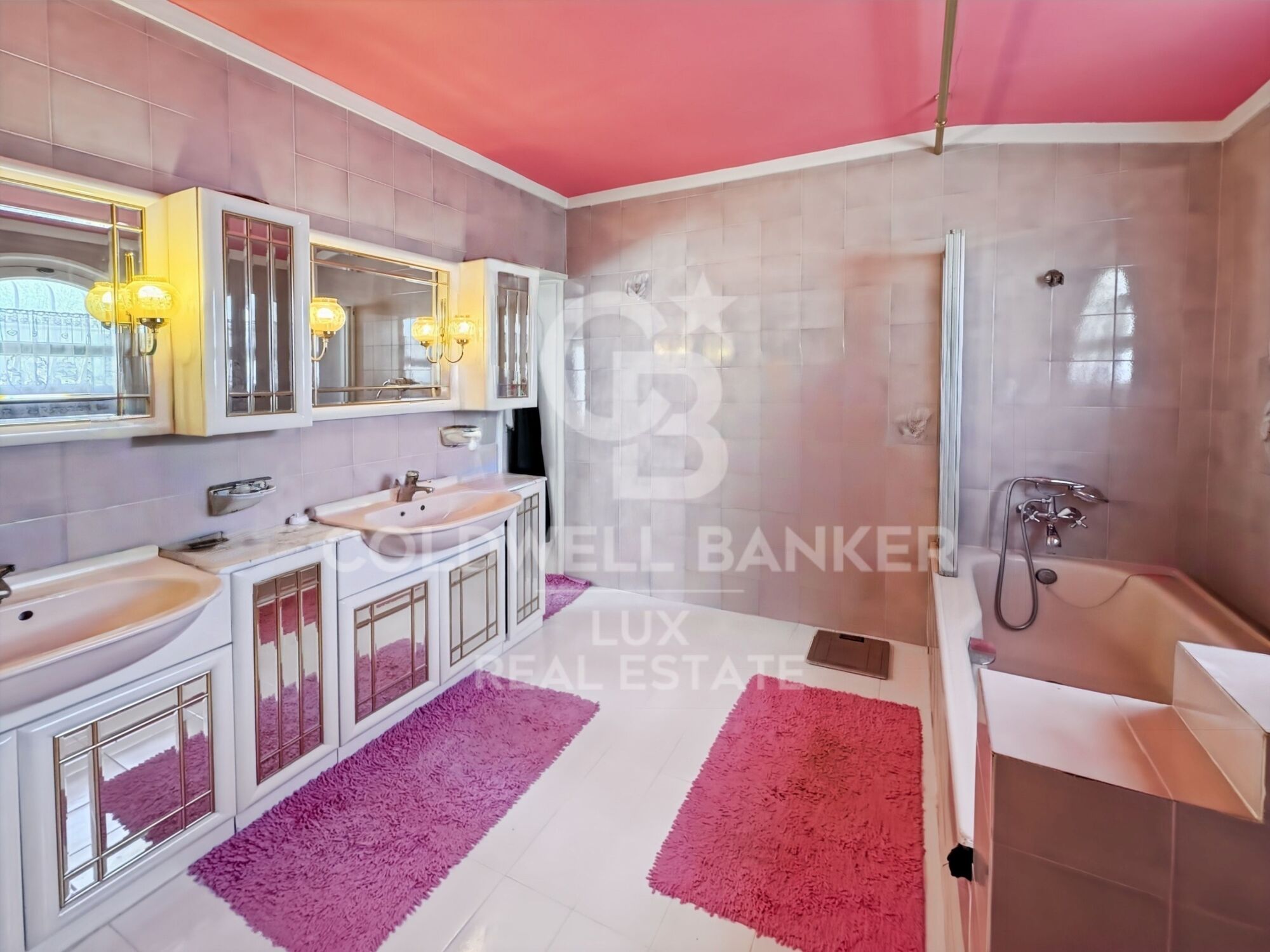 Villa just before the bridges, with a 30-metre mooring and a garage in Empuriabrava