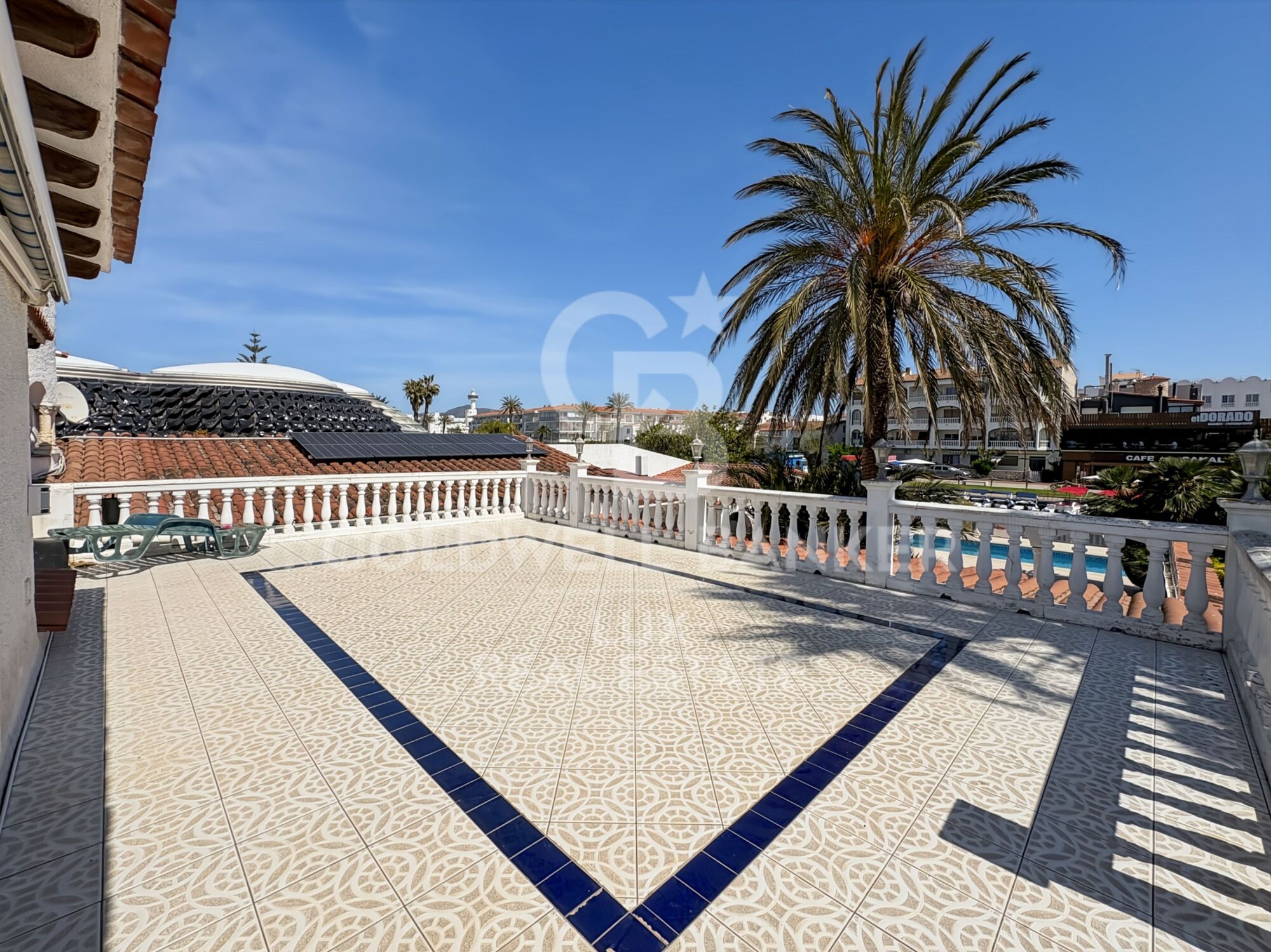Villa située avant les ponts, avec un amarrage de 30 m et un garage à Empuriabrava
