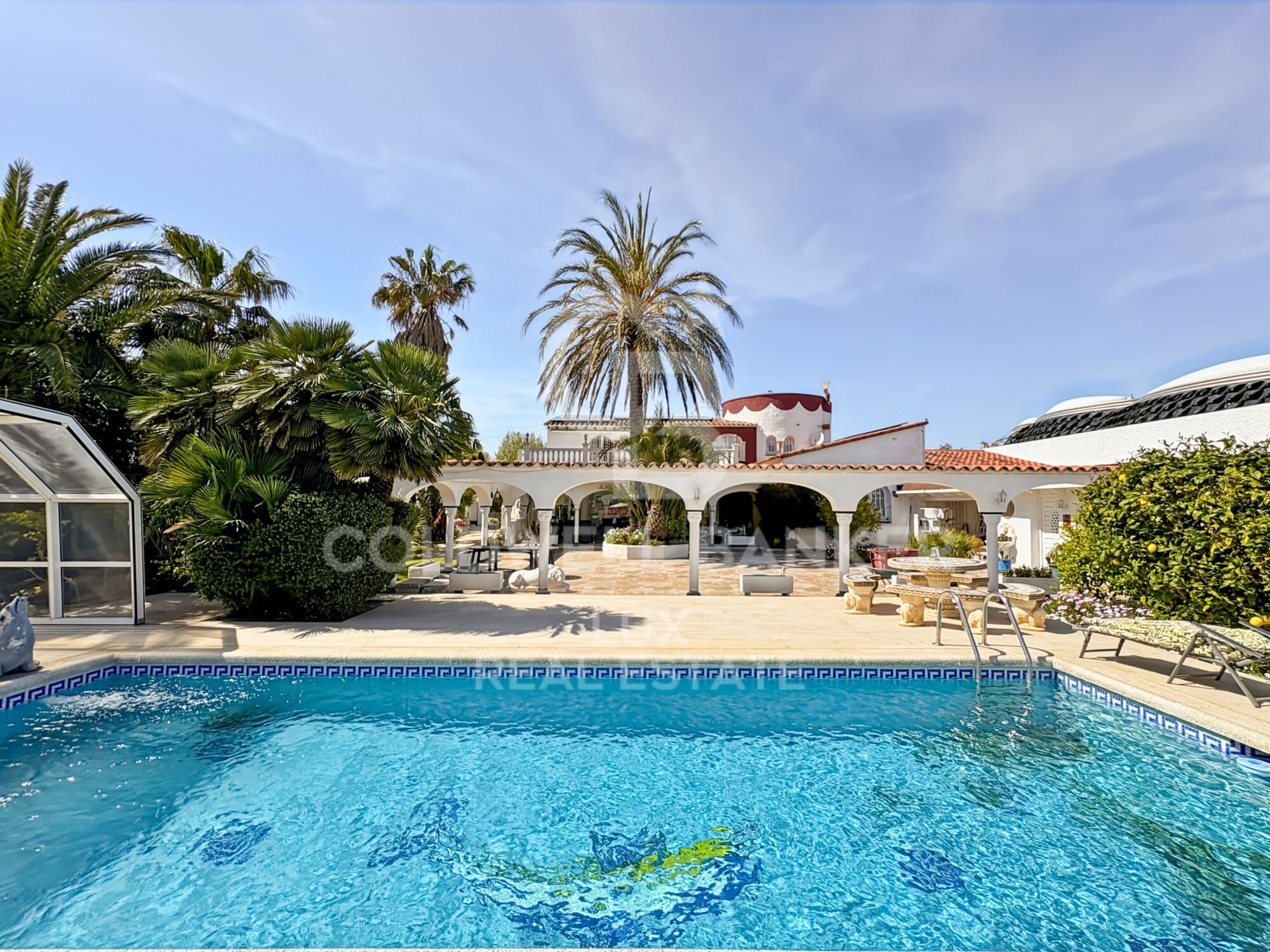 Villa just before the bridges, with a 30-metre mooring and a garage in Empuriabrava