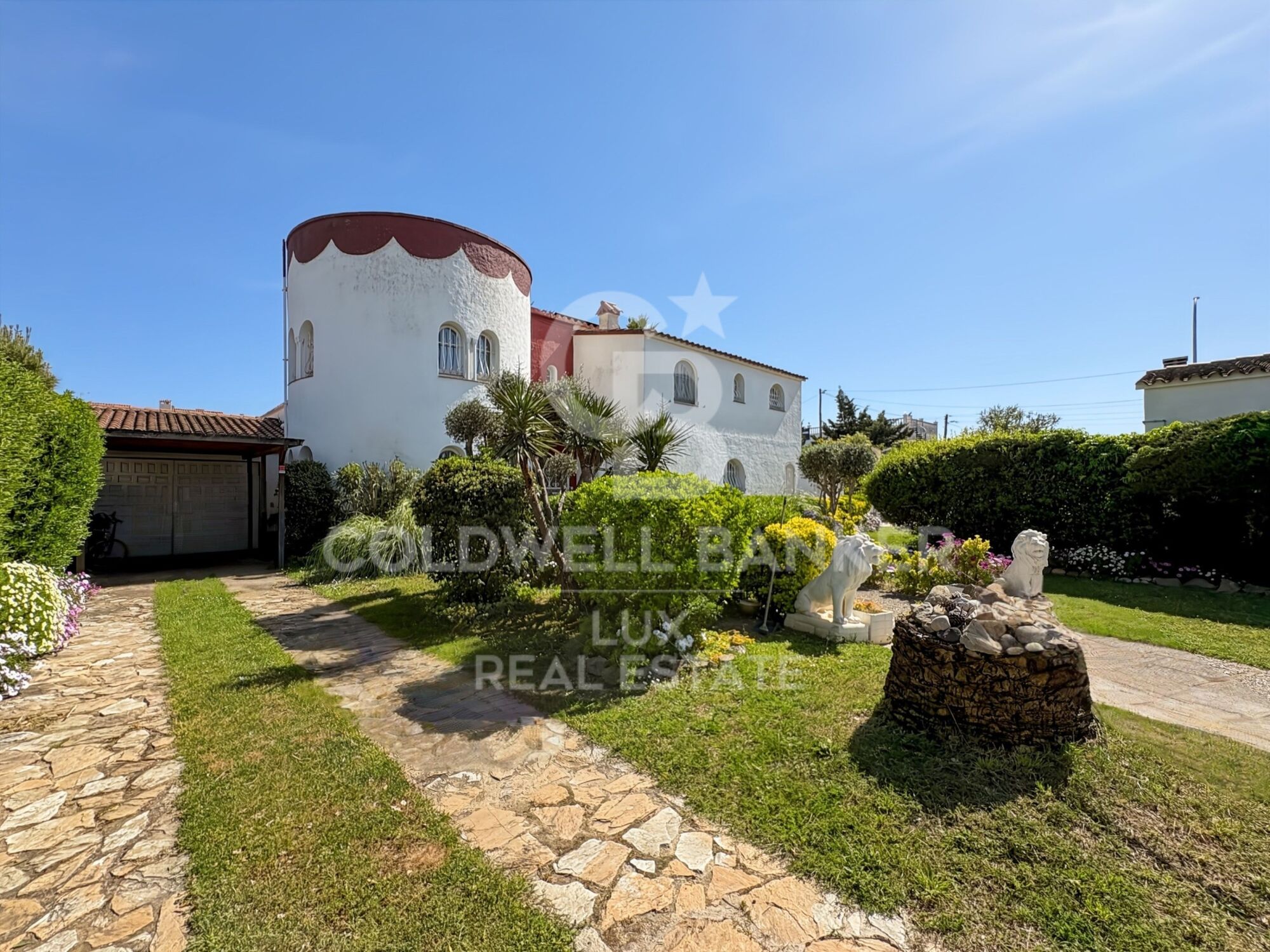 Villa just before the bridges, with a 30-metre mooring and a garage in Empuriabrava