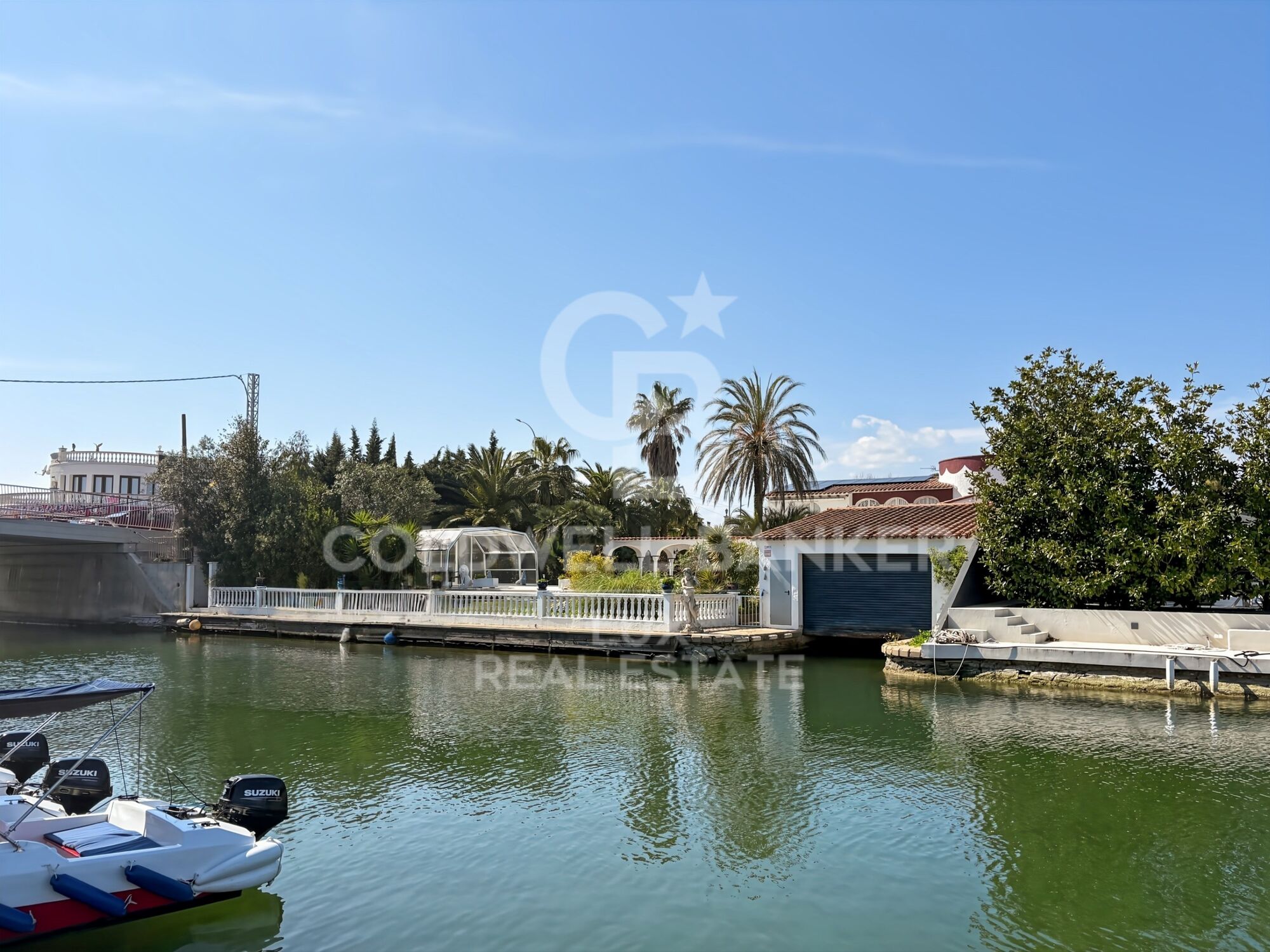 Villa vor den Brücken mit 30 m Liegeplatz und Garage in Empuriabrava