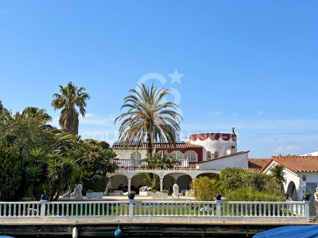 Villa située avant les ponts, avec un amarrage de 30 m et un garage à Empuriabrava