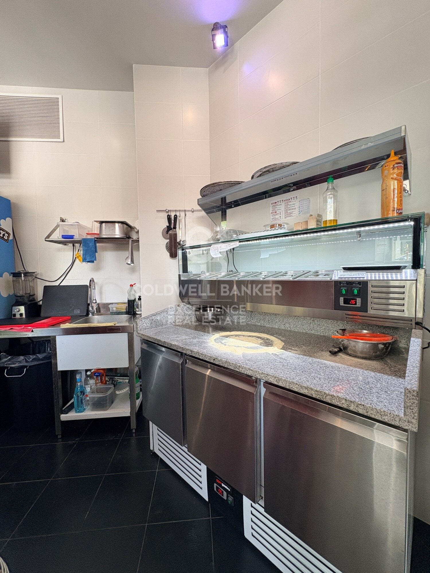 High-yield investment opportunity: Transfer of a fully equipped and operational food-service venue in Ruzafa