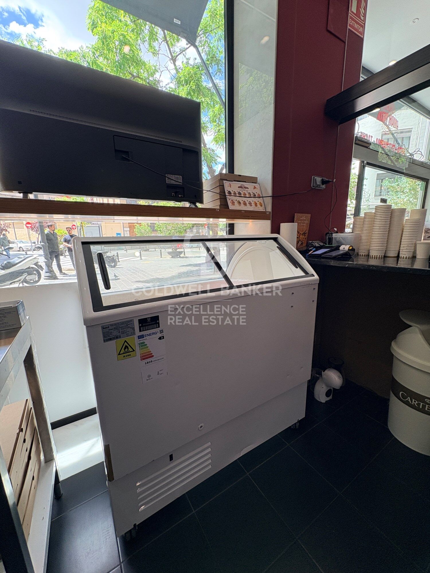 High-yield investment opportunity: Transfer of a fully equipped and operational food-service venue in Ruzafa