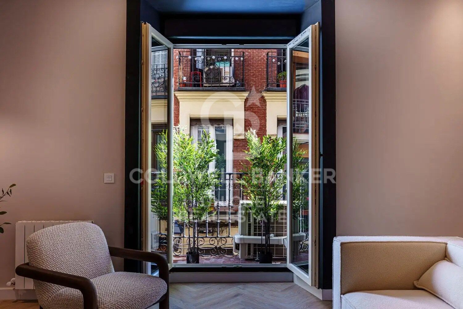 Piso exterior reformado con tres dormitorios en Palacio, Madrid.