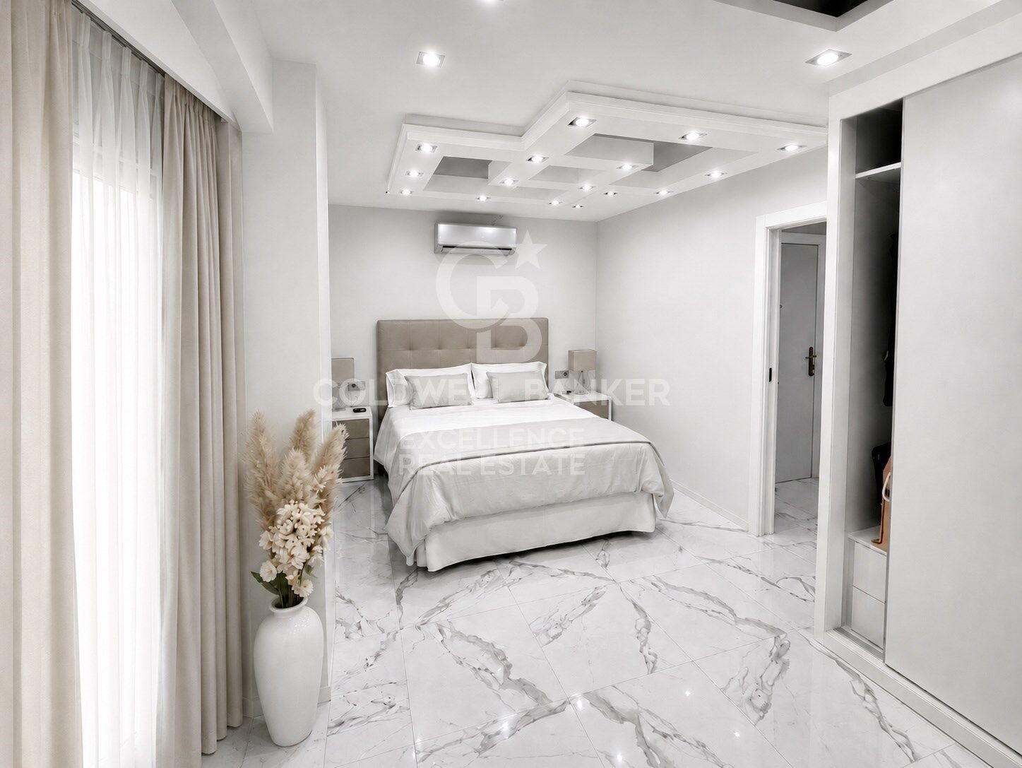 Modern, bright apartment 50 meters from the Turia Gardens and the City of Arts and Sciences, featuring 2 terraces and a balcony