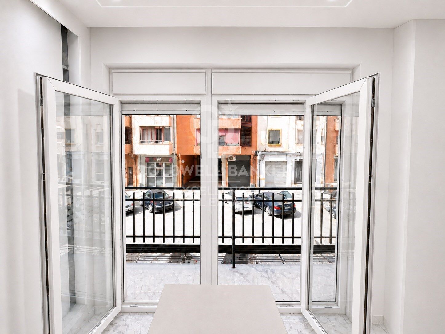 Modern, bright apartment 50 meters from the Turia Gardens and the City of Arts and Sciences, featuring 2 terraces and a balcony