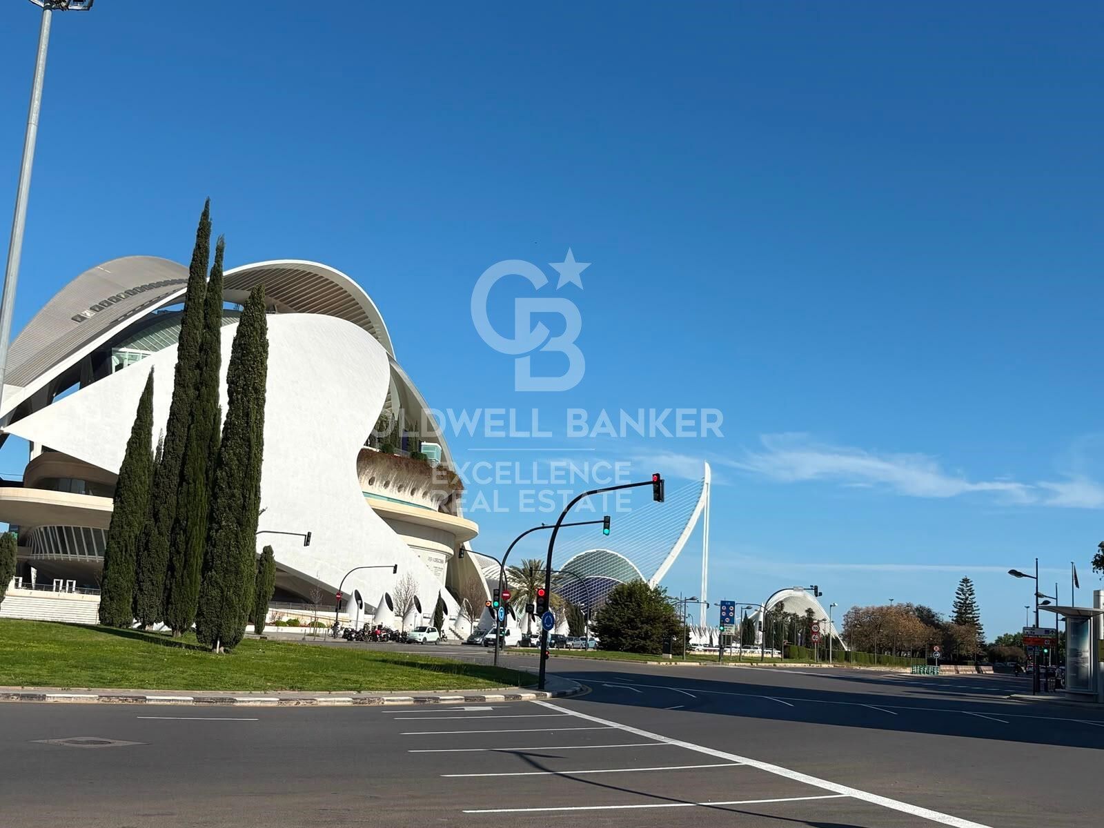 Modern, bright apartment 50 meters from the Turia Gardens and the City of Arts and Sciences, featuring 2 terraces and a balcony