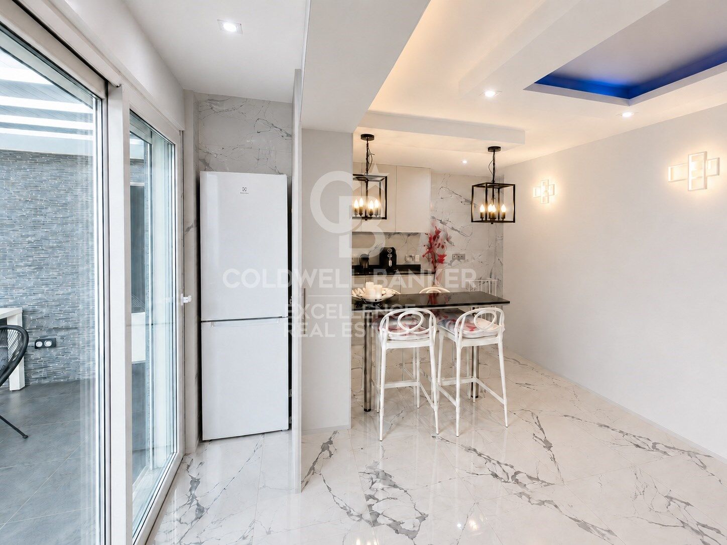 Modern, bright apartment 50 meters from the Turia Gardens and the City of Arts and Sciences, featuring 2 terraces and a balcony