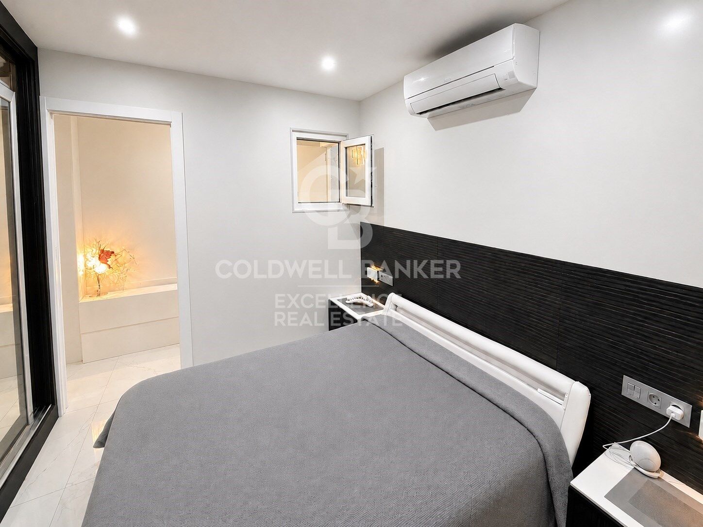 Modern, bright apartment 50 meters from the Turia Gardens and the City of Arts and Sciences, featuring 2 terraces and a balcony