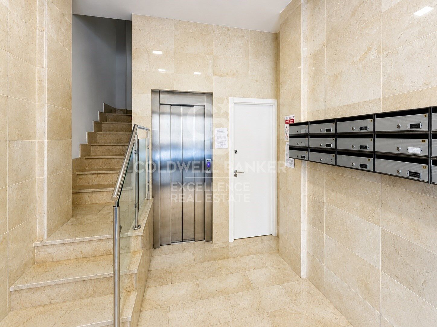 Modern, bright apartment 50 meters from the Turia Gardens and the City of Arts and Sciences, featuring 2 terraces and a balcony