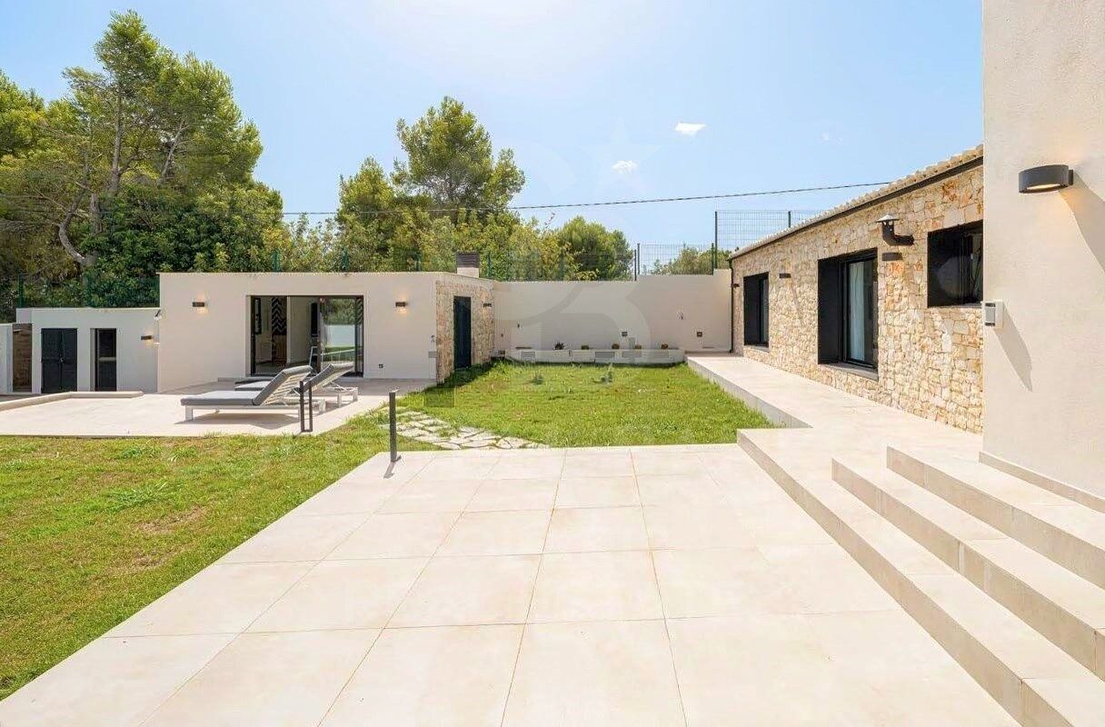 Elegante renovierte mediterrane Finca mit großem Grundstück, Privatsphäre und zeitgenössischem Ambiente in Dénia