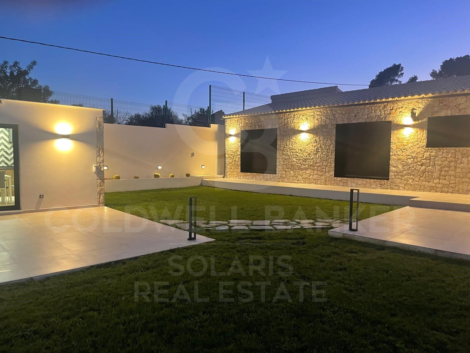 Elegante finca mediterránea renovada con gran parcela, privacidad y esencia contemporánea en Dénia