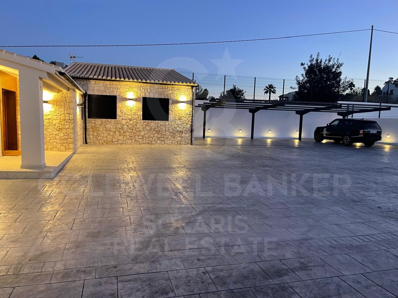 Elegante finca mediterránea renovada con gran parcela, privacidad y esencia contemporánea en Dénia
