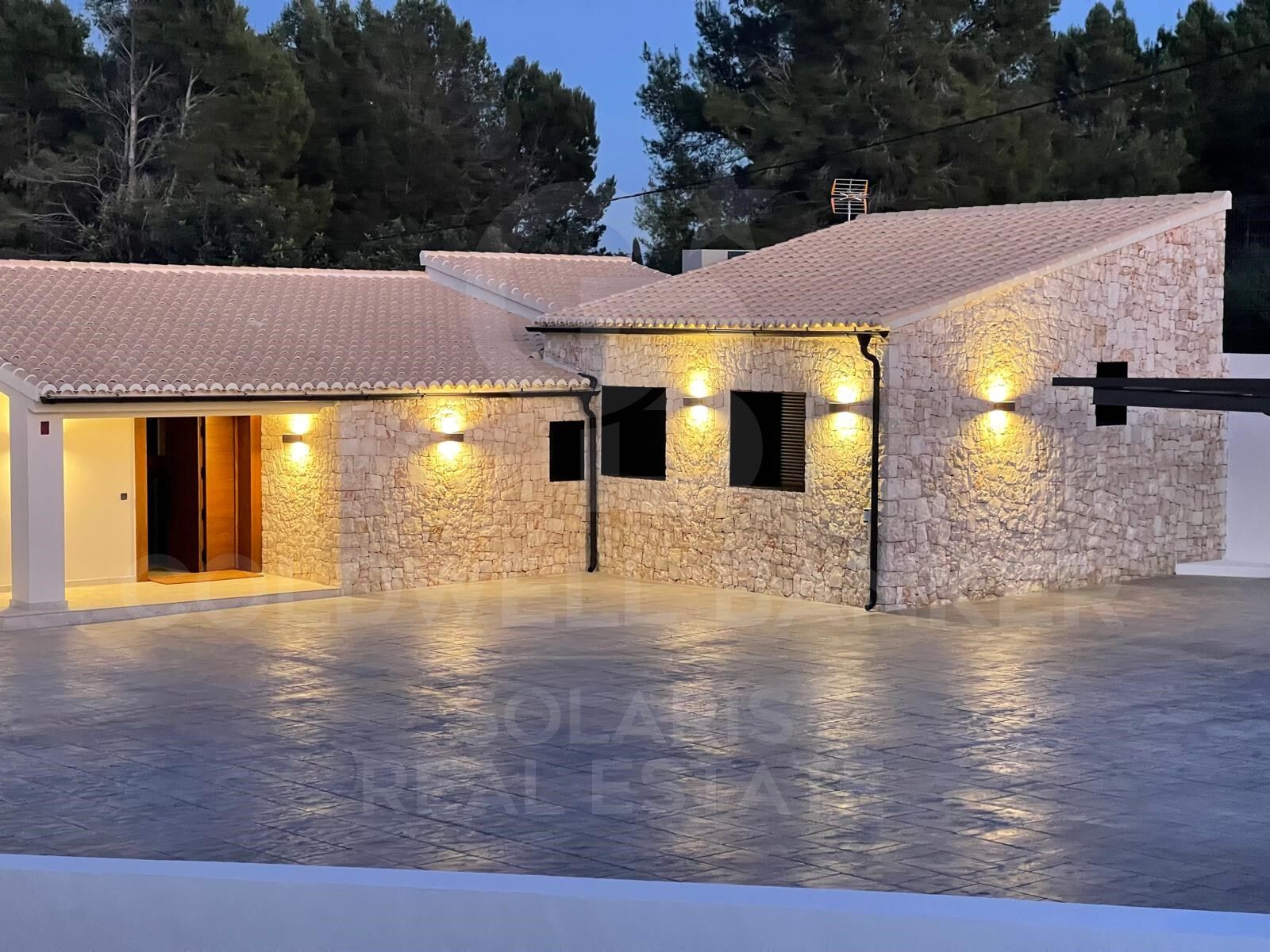 Elegante finca mediterránea renovada con gran parcela, privacidad y esencia contemporánea en Dénia