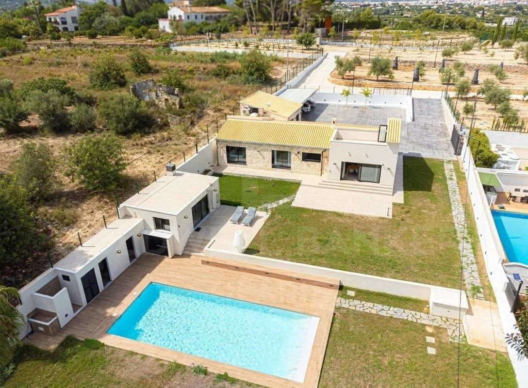 Elegante finca mediterránea renovada con gran parcela, privacidad y esencia contemporánea en Dénia