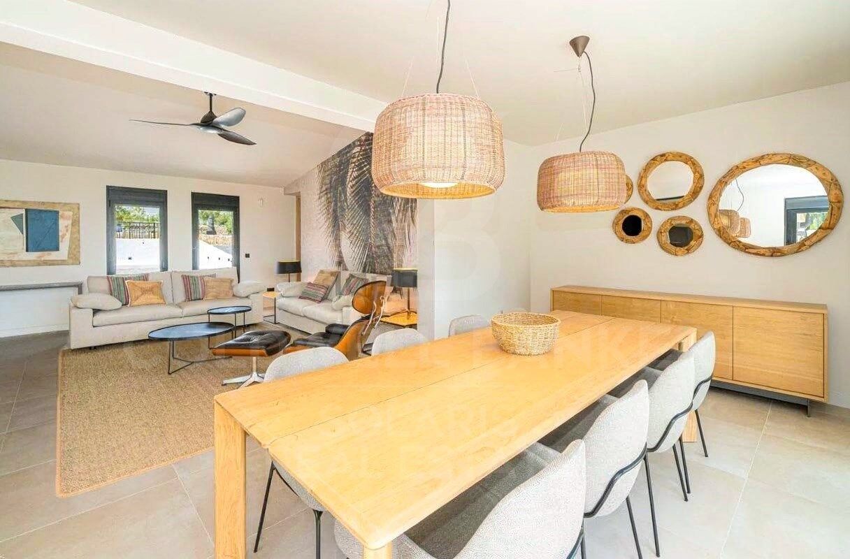 Elegante finca mediterránea renovada con gran parcela, privacidad y esencia contemporánea en Dénia