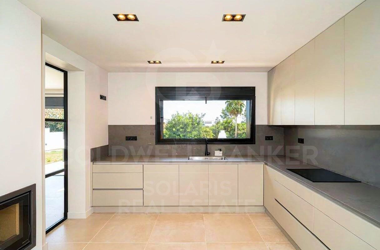 Elegante finca mediterránea renovada con gran parcela, privacidad y esencia contemporánea en Dénia
