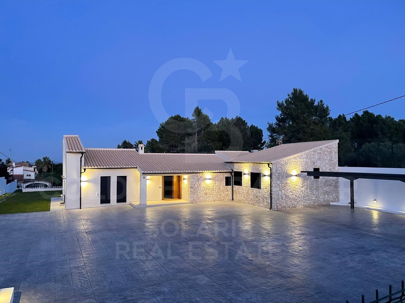 Elegante finca mediterránea renovada con gran parcela, privacidad y esencia contemporánea en Dénia