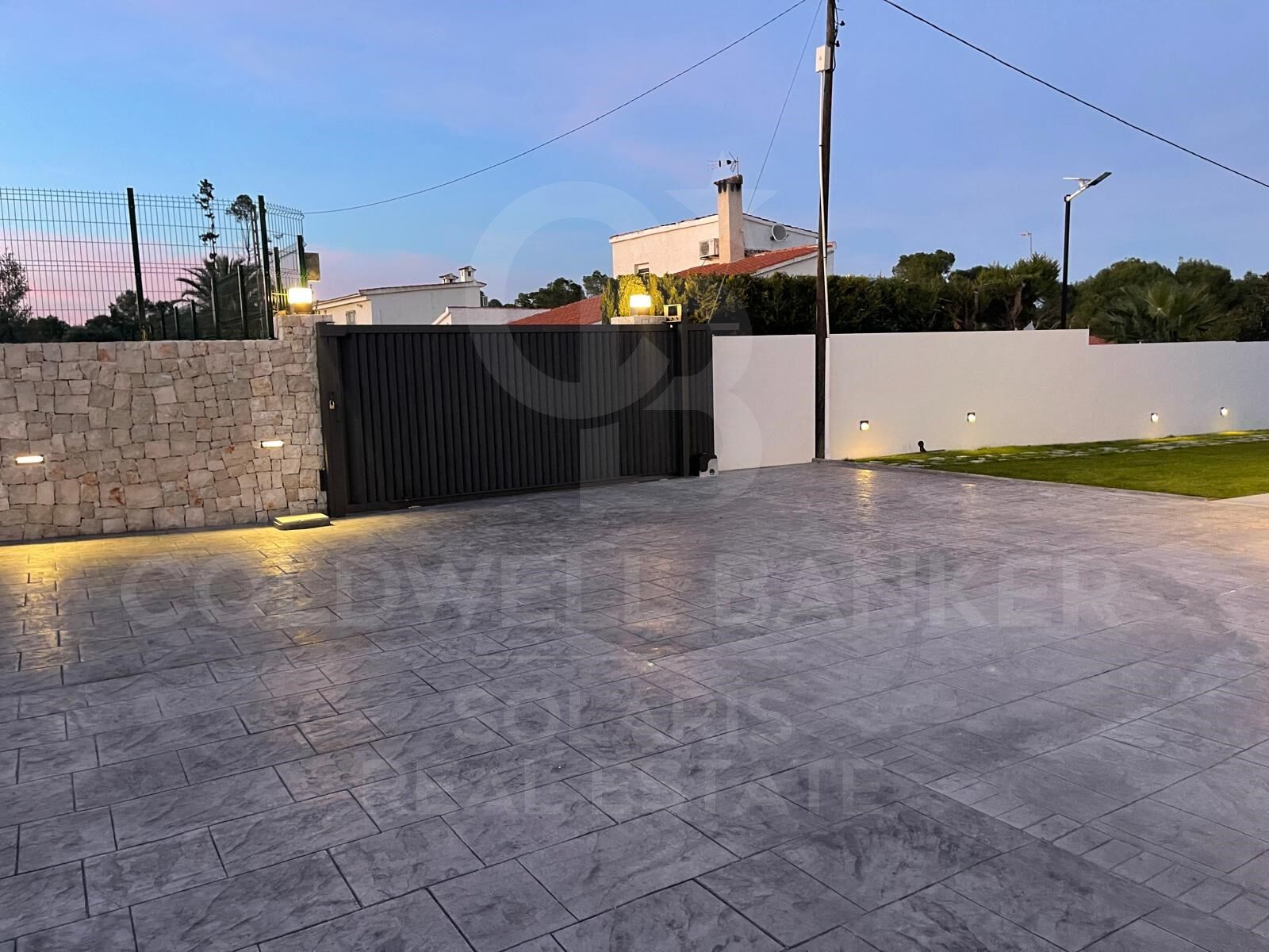 Elegante finca mediterránea renovada con gran parcela, privacidad y esencia contemporánea en Dénia
