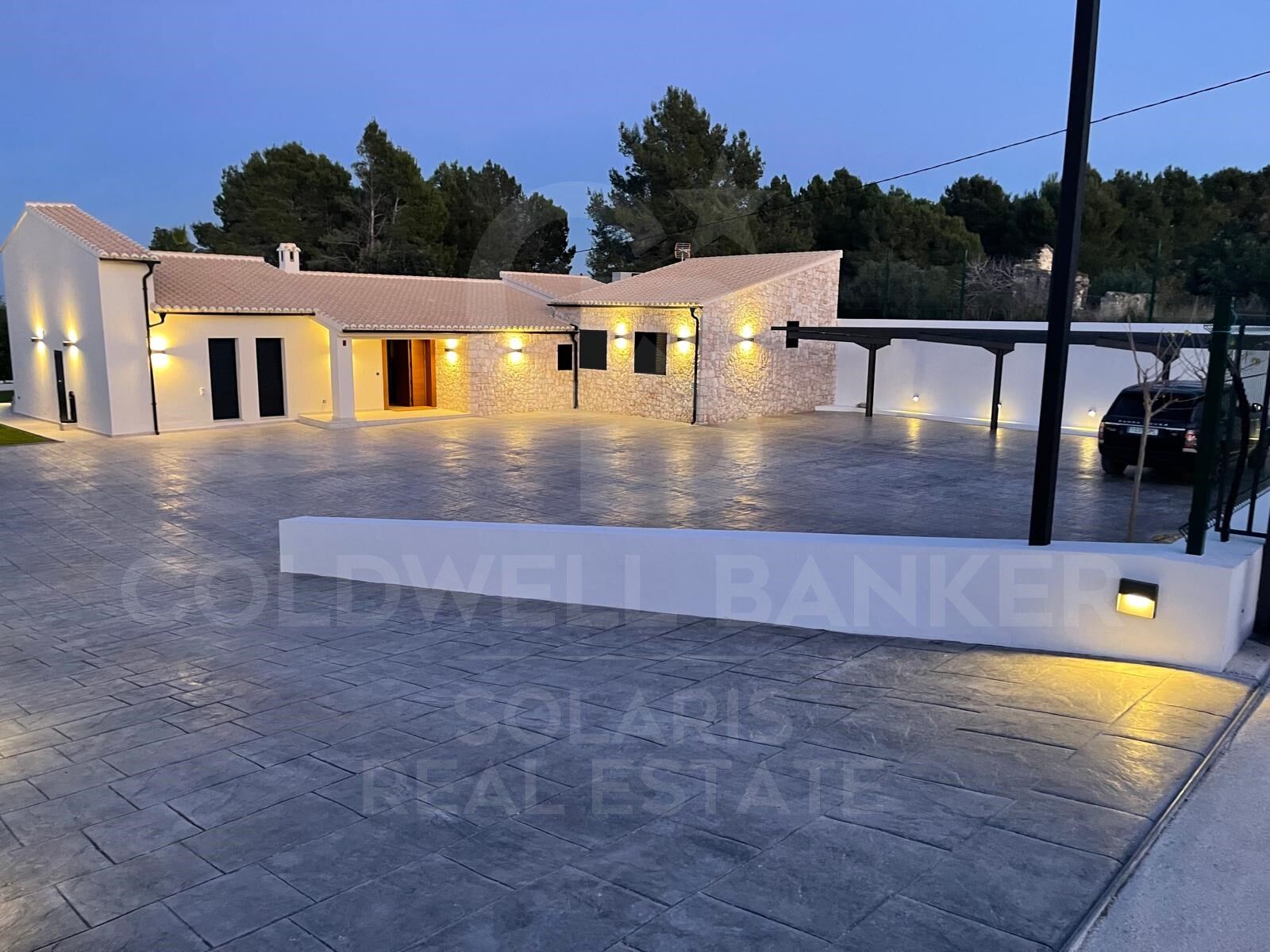Elegante finca mediterránea renovada con gran parcela, privacidad y esencia contemporánea en Dénia