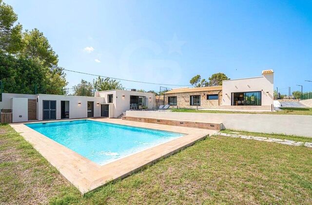 Elegant renovated Mediterranean finca with large plot, privacy and contemporary essence in Dénia