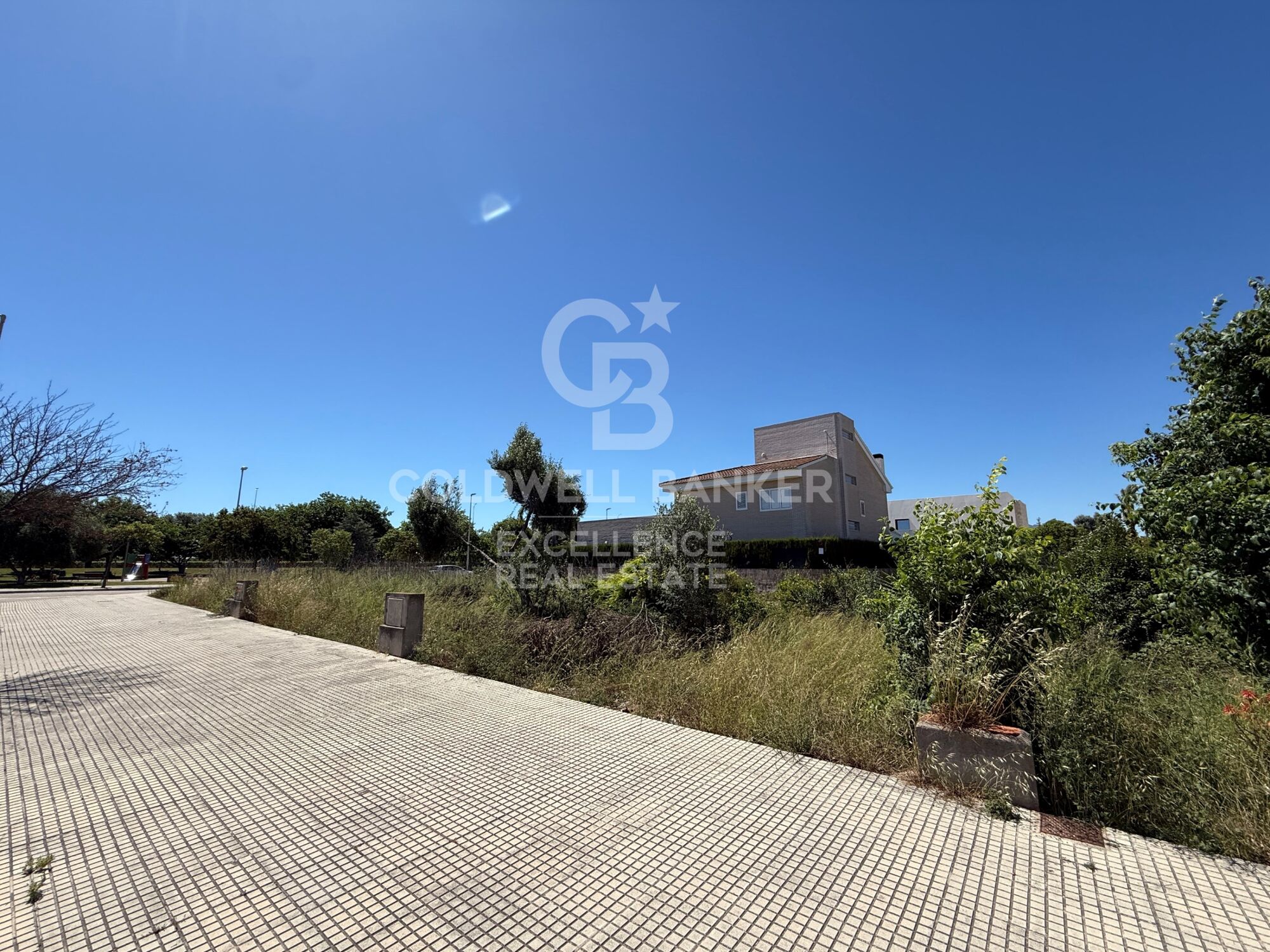Terrain haut de gamme entre la ville et la plage à Gandia : construisez la maison de vos rêves.