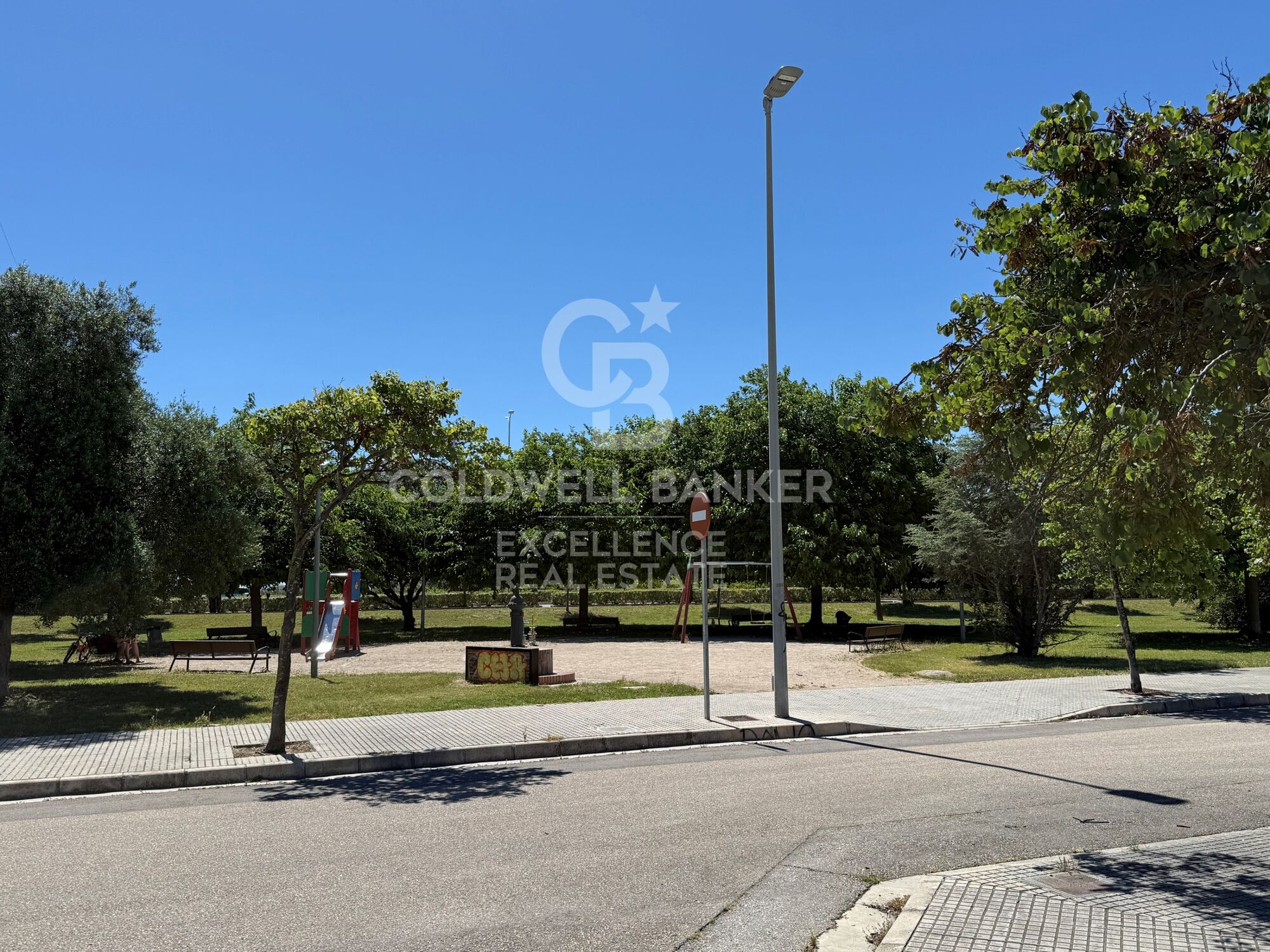 Terrain haut de gamme entre la ville et la plage à Gandia : construisez la maison de vos rêves.