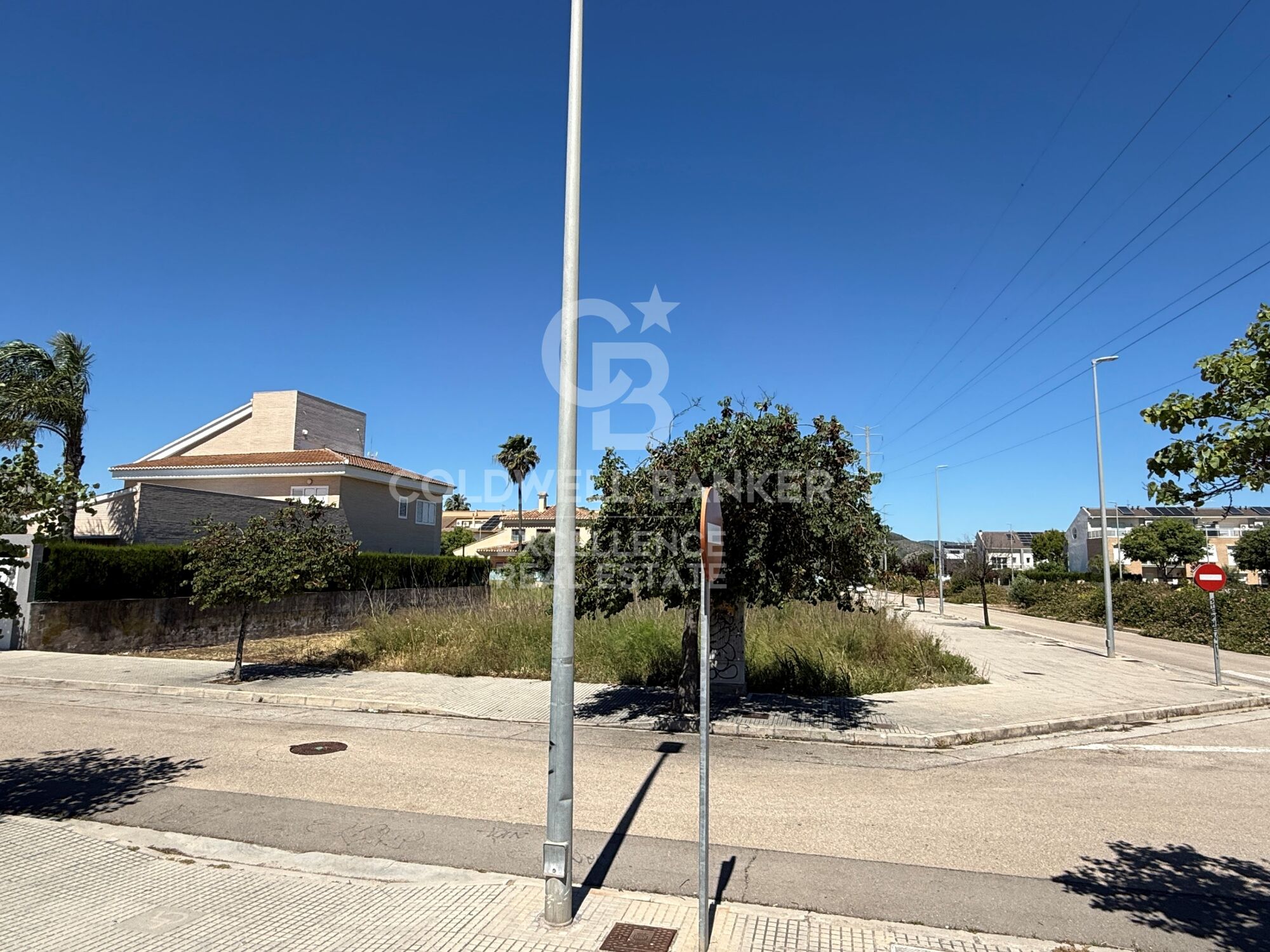 Solar premium entre la ciudad y playa en Gandía: Construye la casa de tus sueños.