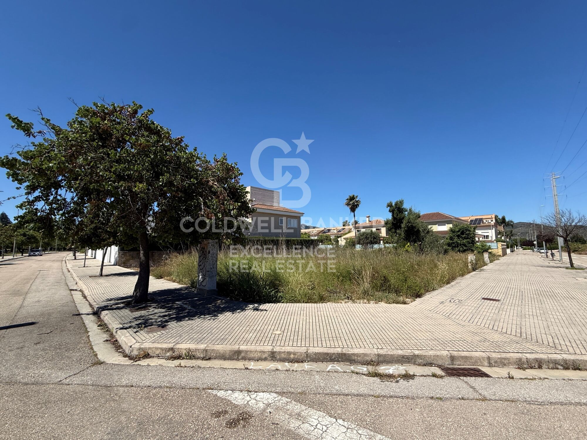 Solar premium entre la ciudad y playa en Gandía: Construye la casa de tus sueños.