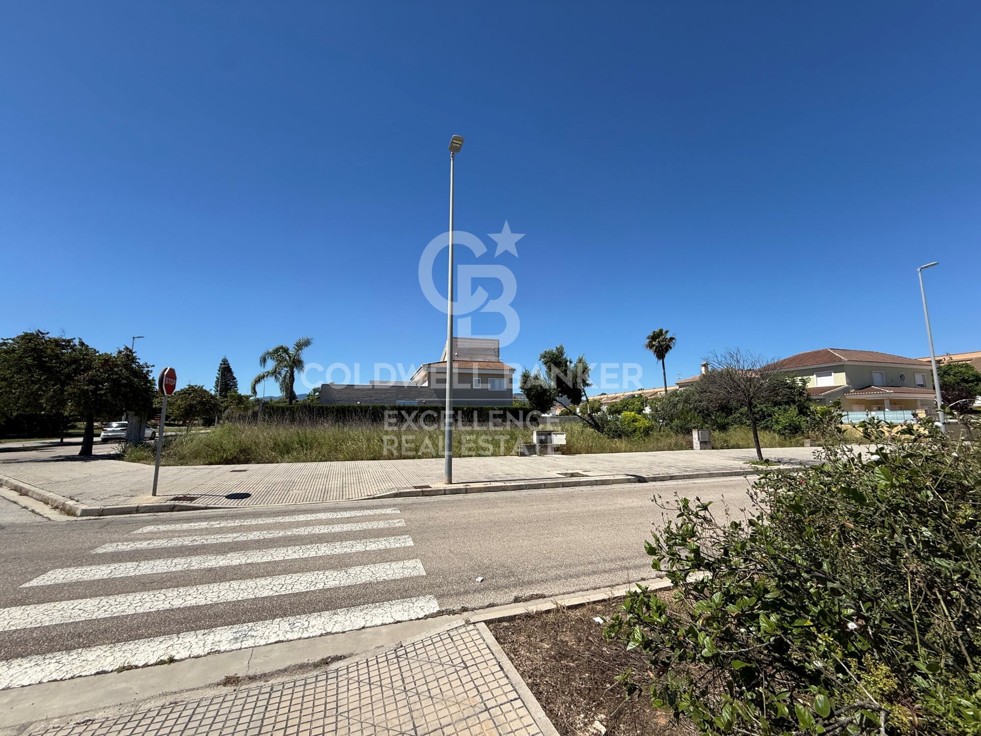 Premium plot between the city and the beach in Gandia: Build the house of your dreams.