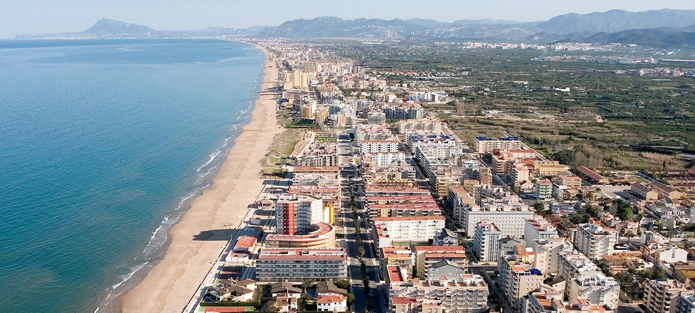 Terrain haut de gamme entre la ville et la plage à Gandia : construisez la maison de vos rêves.