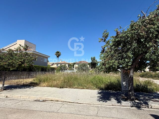 Terrain haut de gamme entre la ville et la plage à Gandia : construisez la maison de vos rêves.